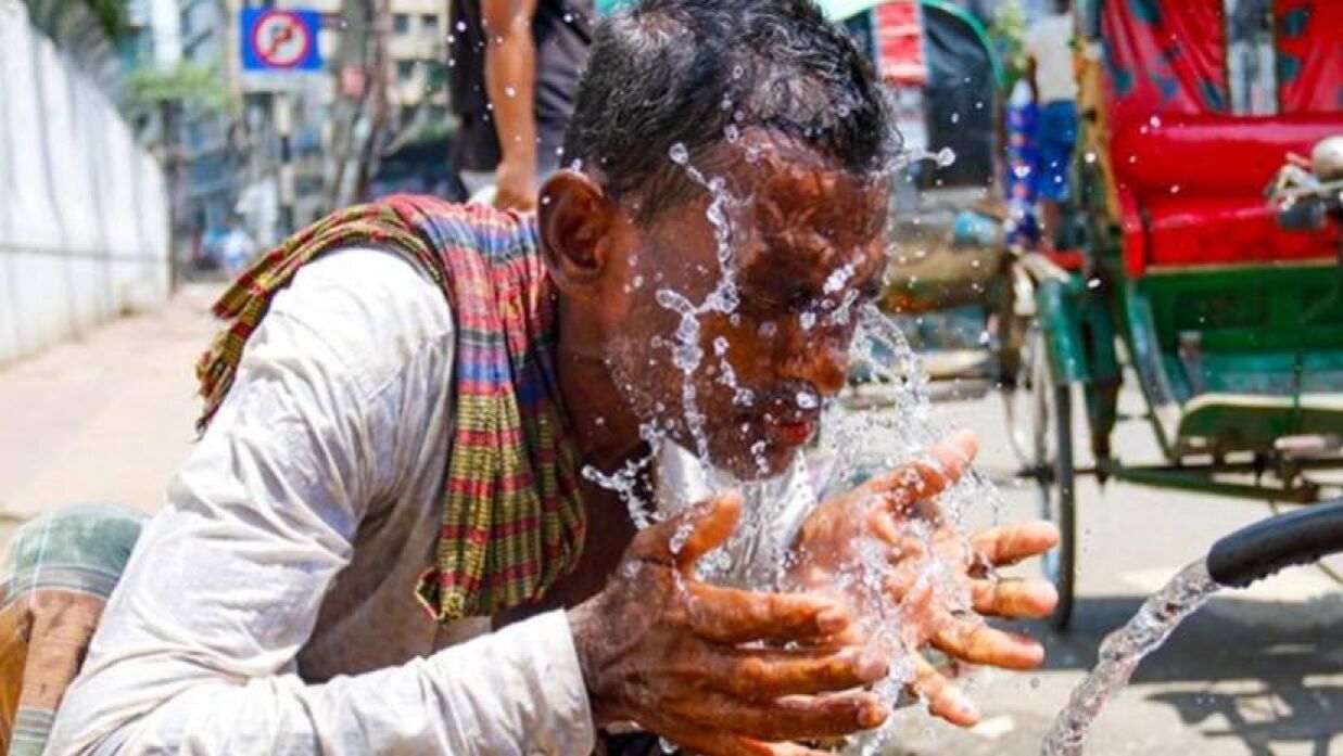 অসহনীয় গরমে অতিষ্ঠ খেটে খাওয়া মানুষ