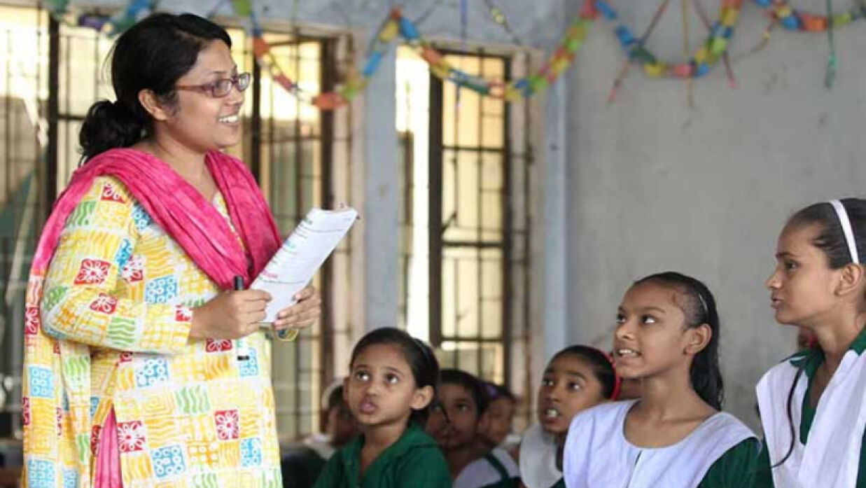 ক্লাসে পাঠদানরত শিক্ষক