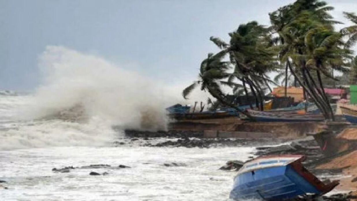 বঙ্গোপসাগরে সৃষ্ট নিম্নচাপ ‘হামুন’ আরও শক্তি সঞ্চয় করে প্রবল ঘূর্ণিঝড়ে রূপ নিয়েছে। ঝড়ের কেন্দ্রে বাতাসের গতিবেগ উঠছে ১১০ কিলোমিটার পর্যন্ত।