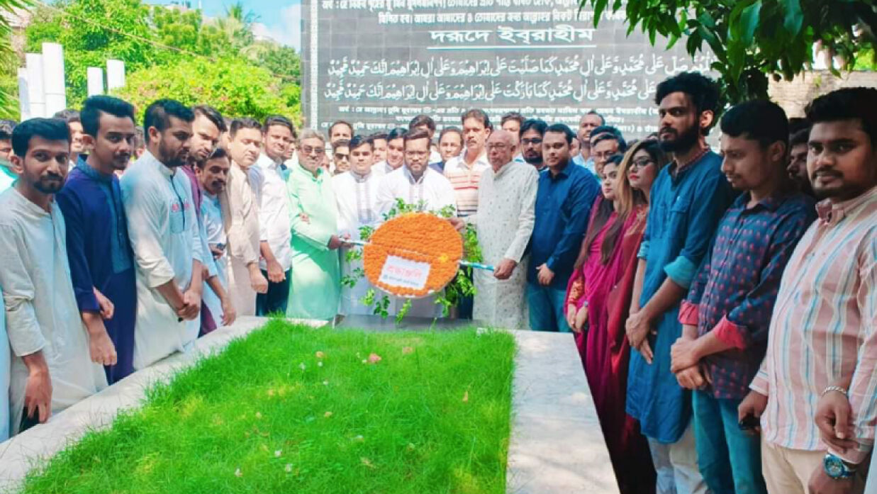 ঙ্গবন্ধুর প্রতিকৃতিতে ফুল দিয়ে শ্রদ্ধা নিবেদন করেন নতুন নেতৃত্ব 