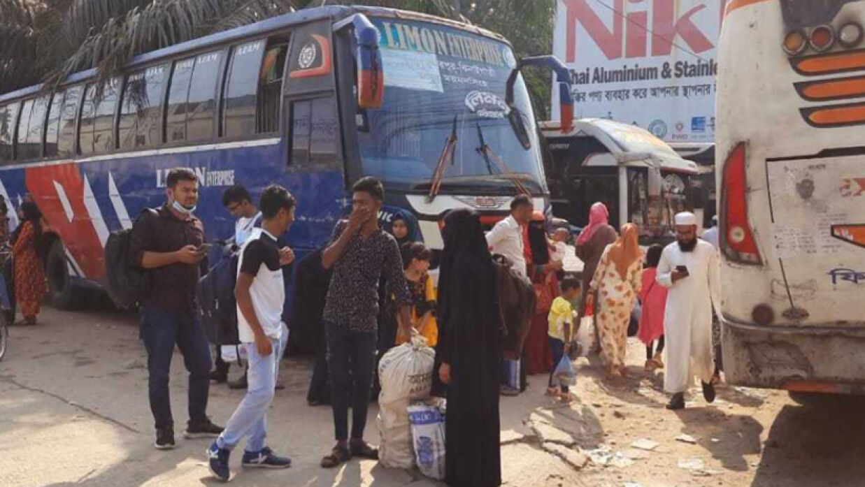 বাস বন্ধ থাকায় দুর্ভোগে পড়েছে সাধারণ মানুষ