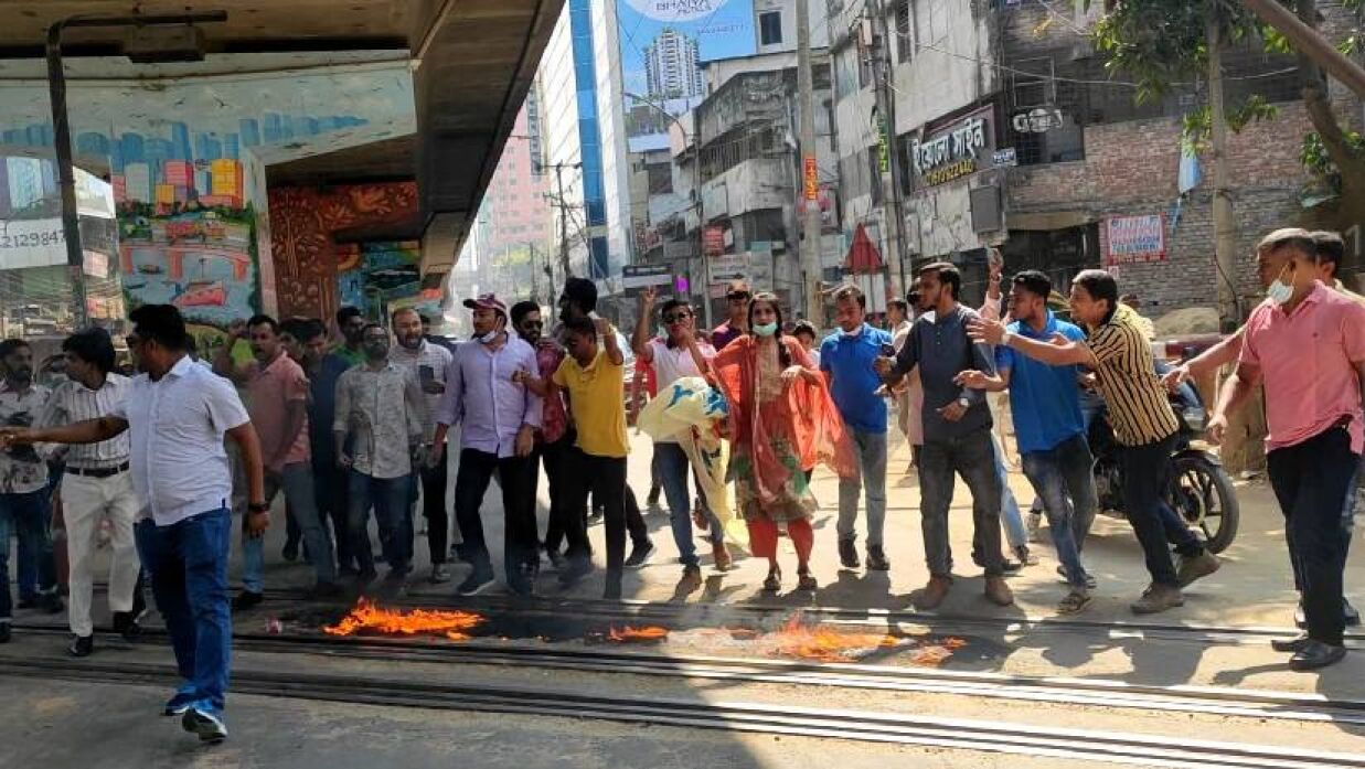 রেললাইনে আগুন জ্বালিয়ে হরতাল পালন করছেন বিএনপি-ছাত্রদলের নেতা-কর্মীরা