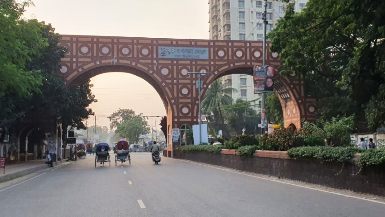 মঙ্গলবার বেলা সাড়ে ৪টার দিকে নীলক্ষেত মোড়ের মুক্তি ও গণতন্ত্র তোরণ থেকে তোলা হয় ছবিটি