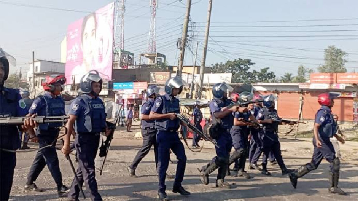 টিয়ারশেল ছুড়ছে পুলিশ