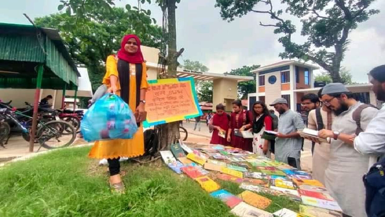 প্ল্যাস্টিকের বিনিময়ে বই: চবিতে ব্যতিক্রমধর্মী সংগঠনের যাত্রা