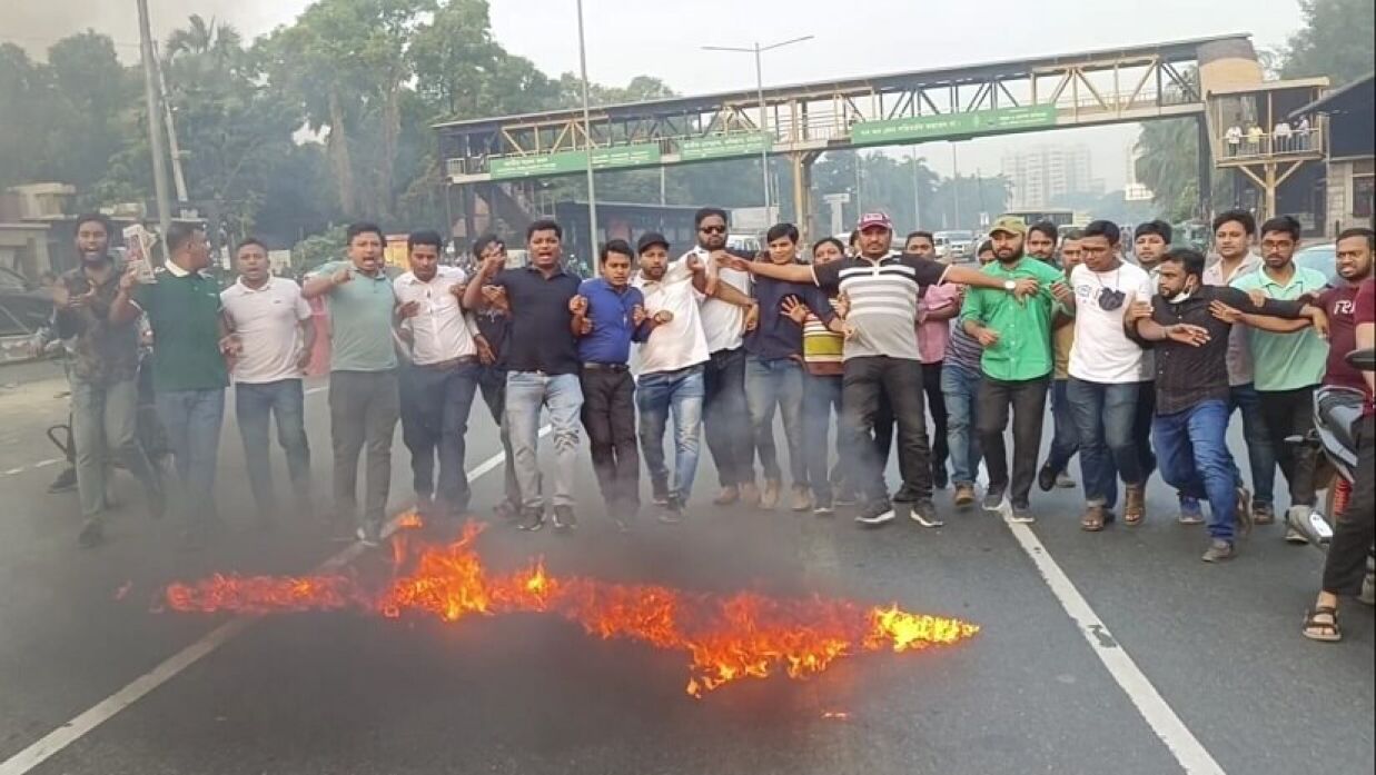 রাজধানীর কুর্মিটোলা হাসপাতোলের সামনে সড়কে ছাত্রদলের বিক্ষোভ