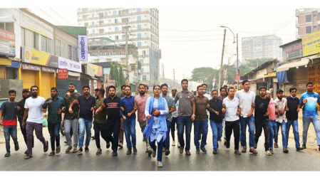 বিএনপির ডাকে বনশ্রীতে সড়ক অবরোধ করেছে ছাত্রদল