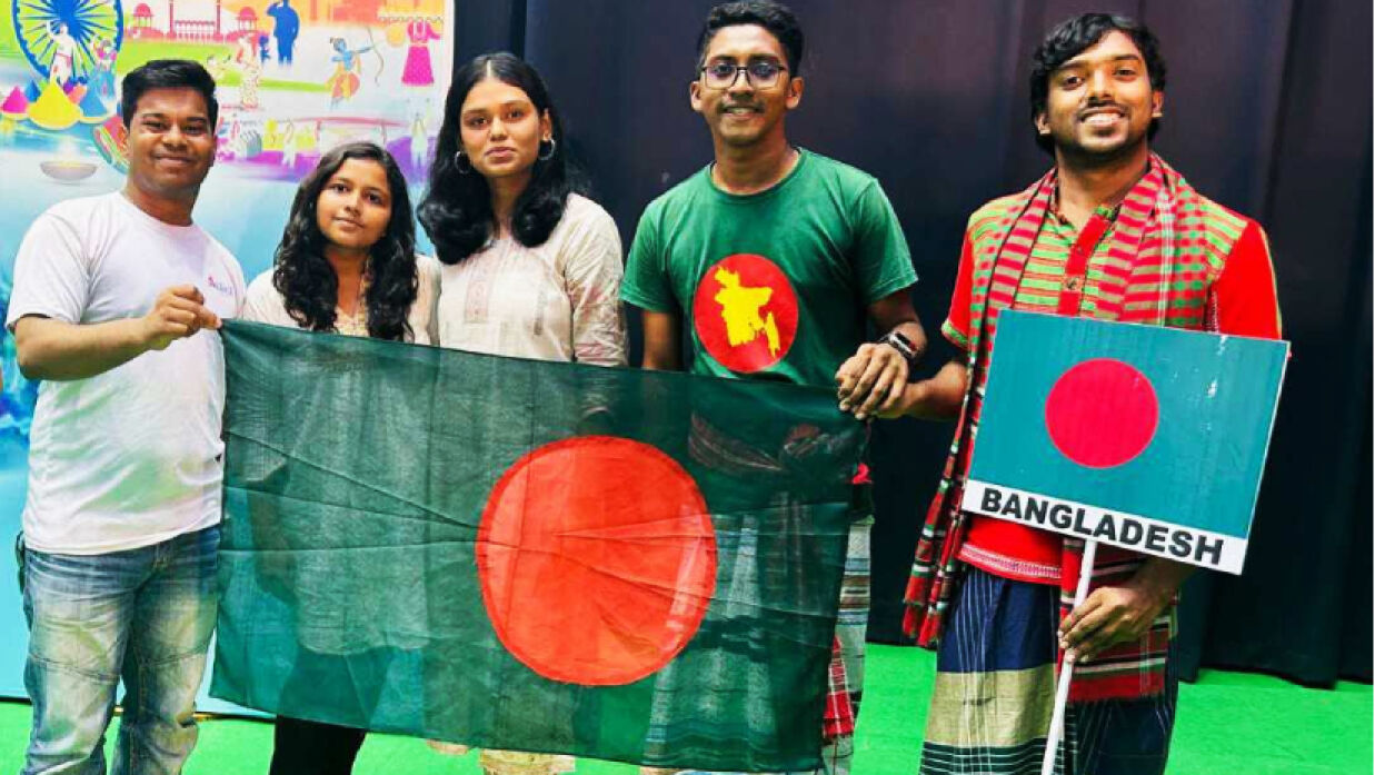 অন্ধ্র বিশ্ববিদ্যালয়ে লাল-সবুজের পতাকা উঁচু করে ধরলেন বাংলাদেশি শিক্ষার্থীরা