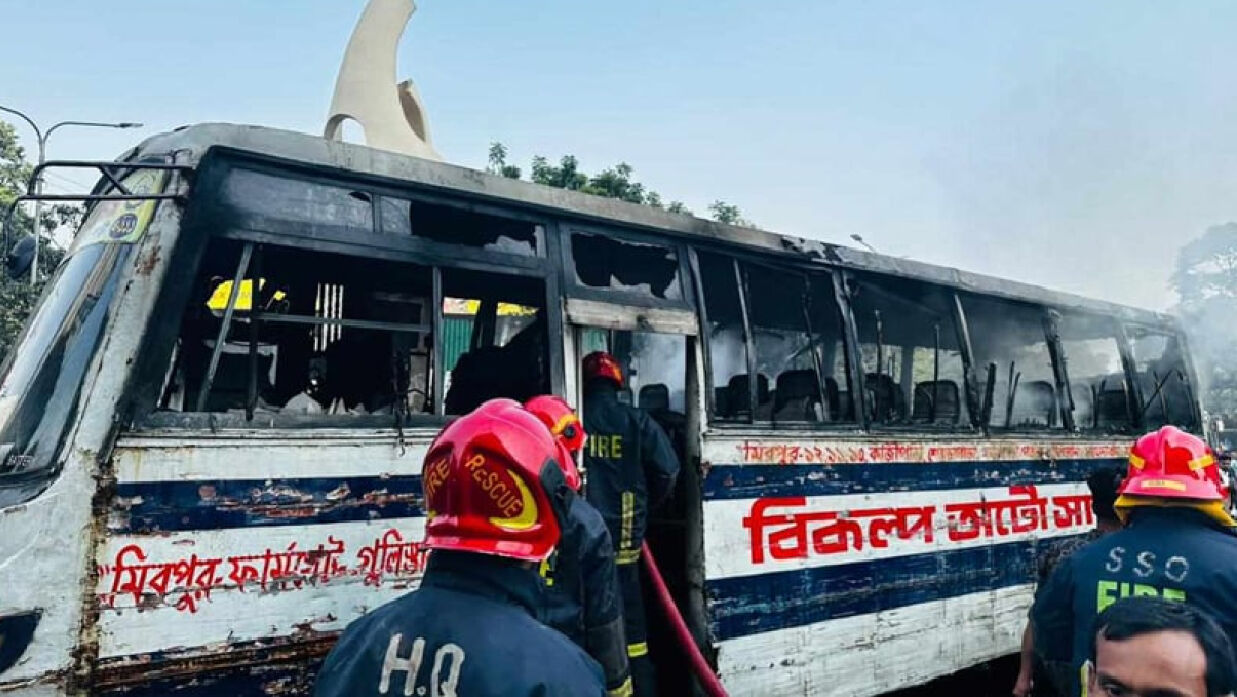 বাসে আগুন নেভাতে কাজ করছে ফায়ার সার্ভিস কর্মীরা