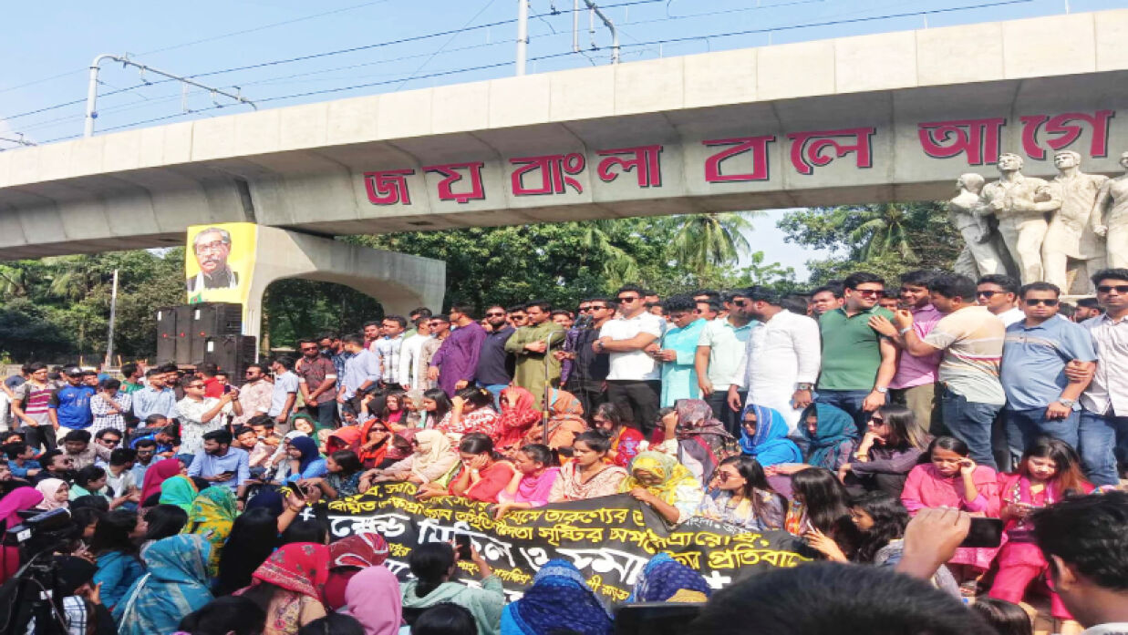 সমাবেশে বক্তব্য রাখেন ছাত্রলীগের নেতারা 