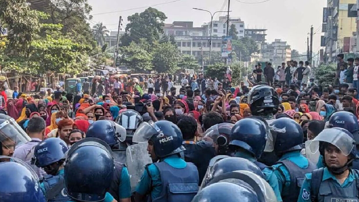 পোশকশ্রমিকদের নিয়ন্ত্রণে পুলিশ মোতায়ন করা হয়েছে