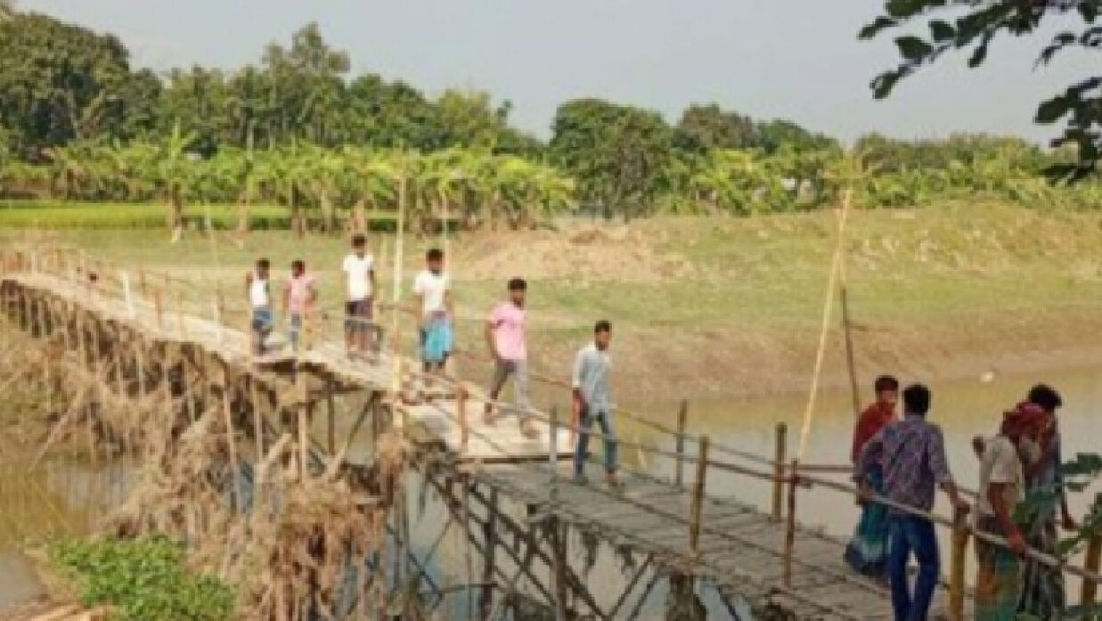 শিক্ষার্থীসহ ১০ গ্রামের মানুষের একমাত্র ভরসা এই বাঁশের সাঁকো