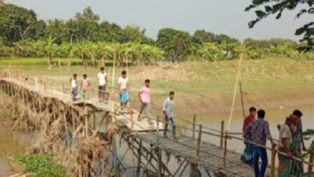 শিক্ষার্থীসহ ১০ গ্রামের মানুষের ভরসা বাঁশের সাঁকো