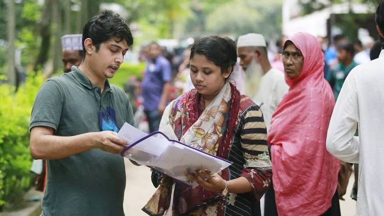 ভর্তি পরীক্ষায় অংশগ্রহণের আগে কেন্দ্রের বাইরে থেকে প্রয়োজনীয় সরঞ্জামাদি গুছিয়ে নিচ্ছেন একজন পরীক্ষার্থী