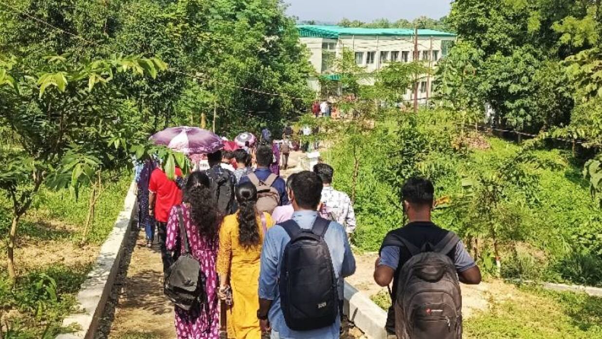 হরতাল-অবরোধেও ক্যাম্পাসে সরব উপস্থিতি শিক্ষার্থীদের