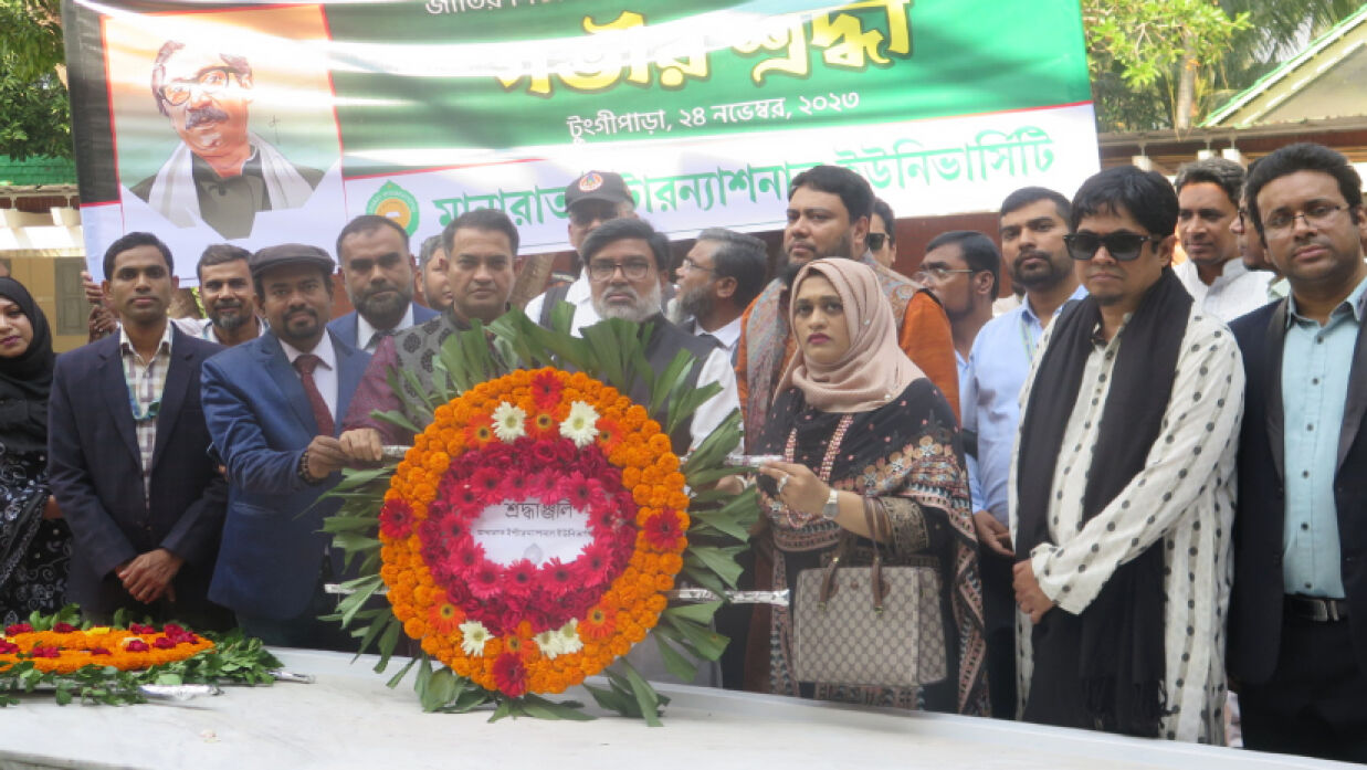 শিক্ষক ও কর্মকর্তা-কর্মচারীদের নিয়ে বঙ্গবন্ধুর সমাধিতে শ্রদ্ধা নিবেদন করছেন উপাচার্য অধ্যাপক ড. মুহাম্মদ আব্দুছ ছবুর খান