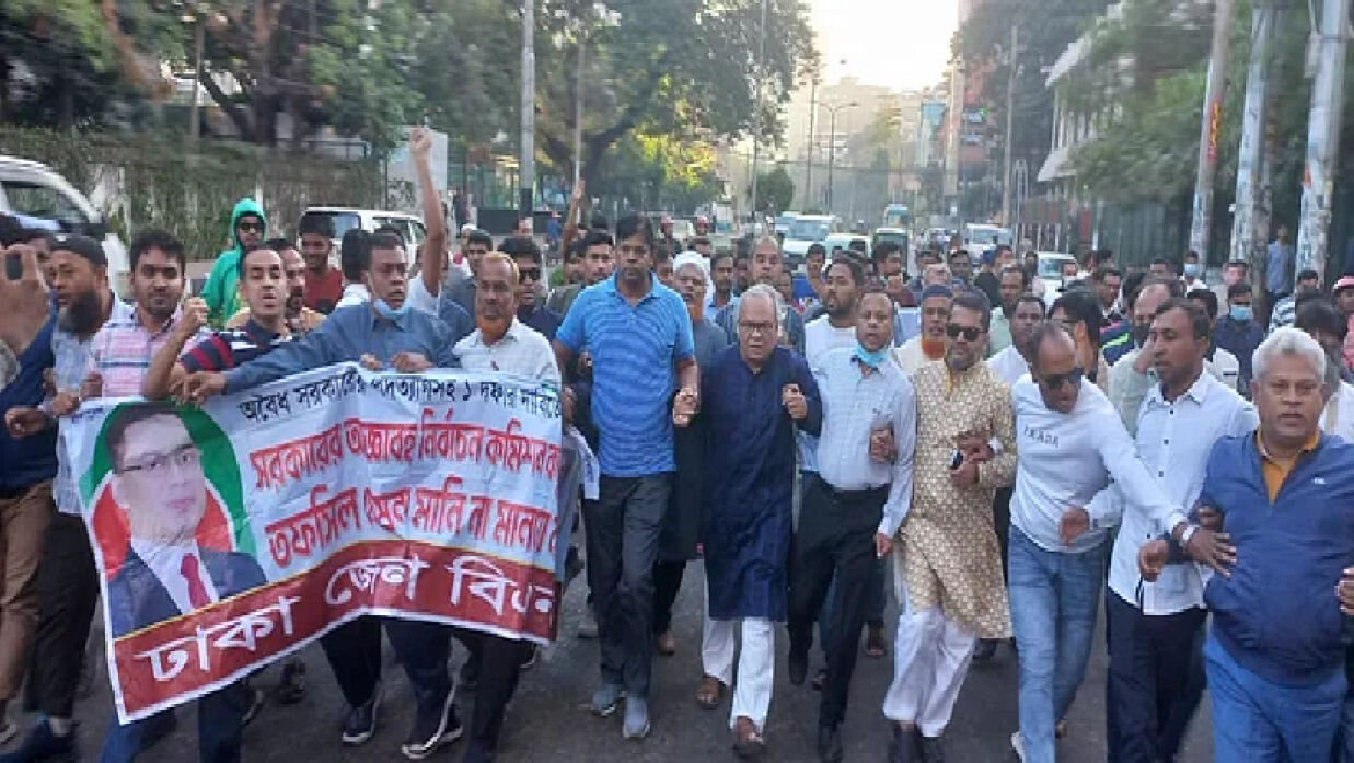 বিএনপির জ্যেষ্ঠ যুগ্ম মহাসচিব রুহুল কবির রিজভীর নেতৃত্বে মিছিল 