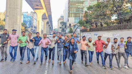 হরতালের সমর্থনে বাংলামোটরে ছাত্রদলের মিছিল