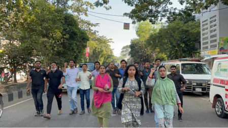 অবরোধের সমর্থনে রাজধানীর শাহজাহানপুরে ছাত্রদলের মিছিল