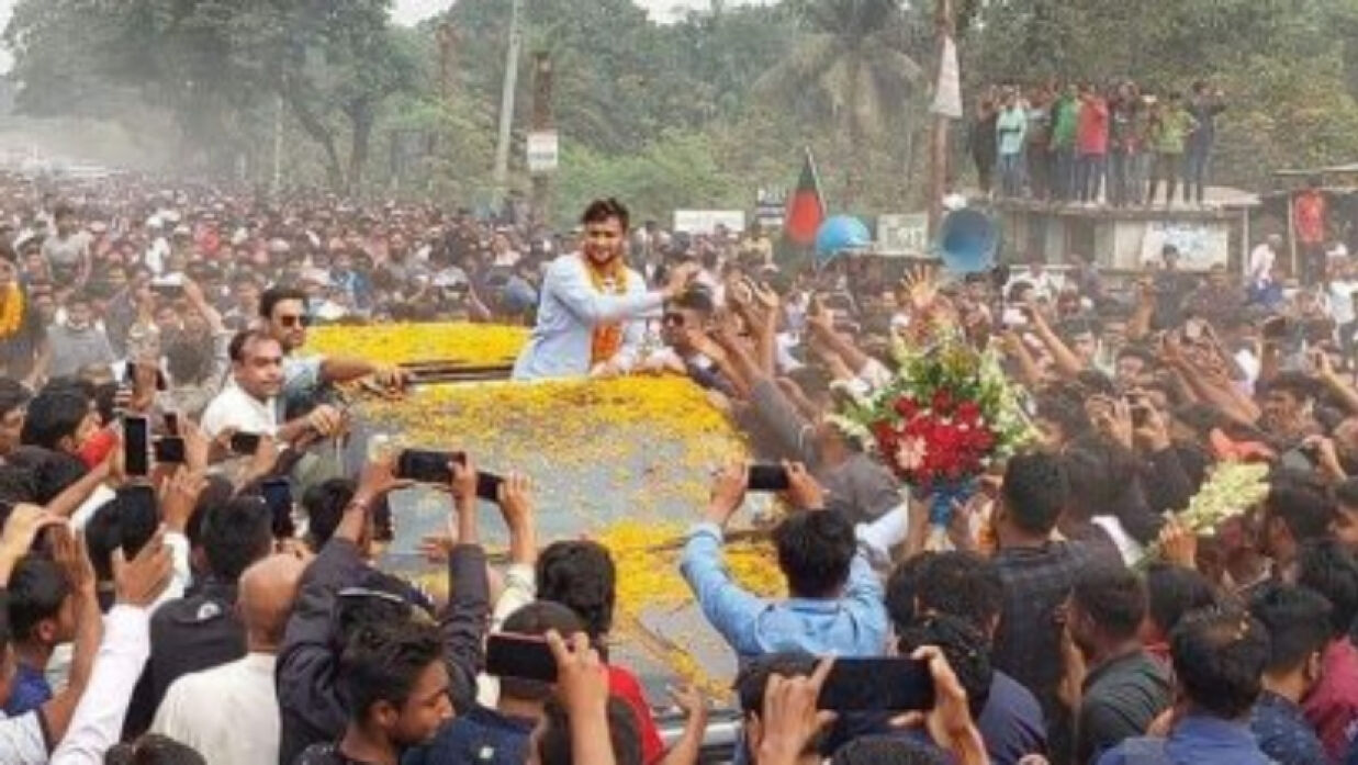 প্রার্থী ঘোষণার পর গাড়িবহর নিয়ে শোডাউন করেন সাকিব