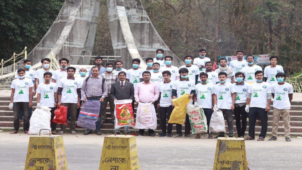 পরিষ্কার অভিযানে শিক্ষক-শিক্ষার্থীরা