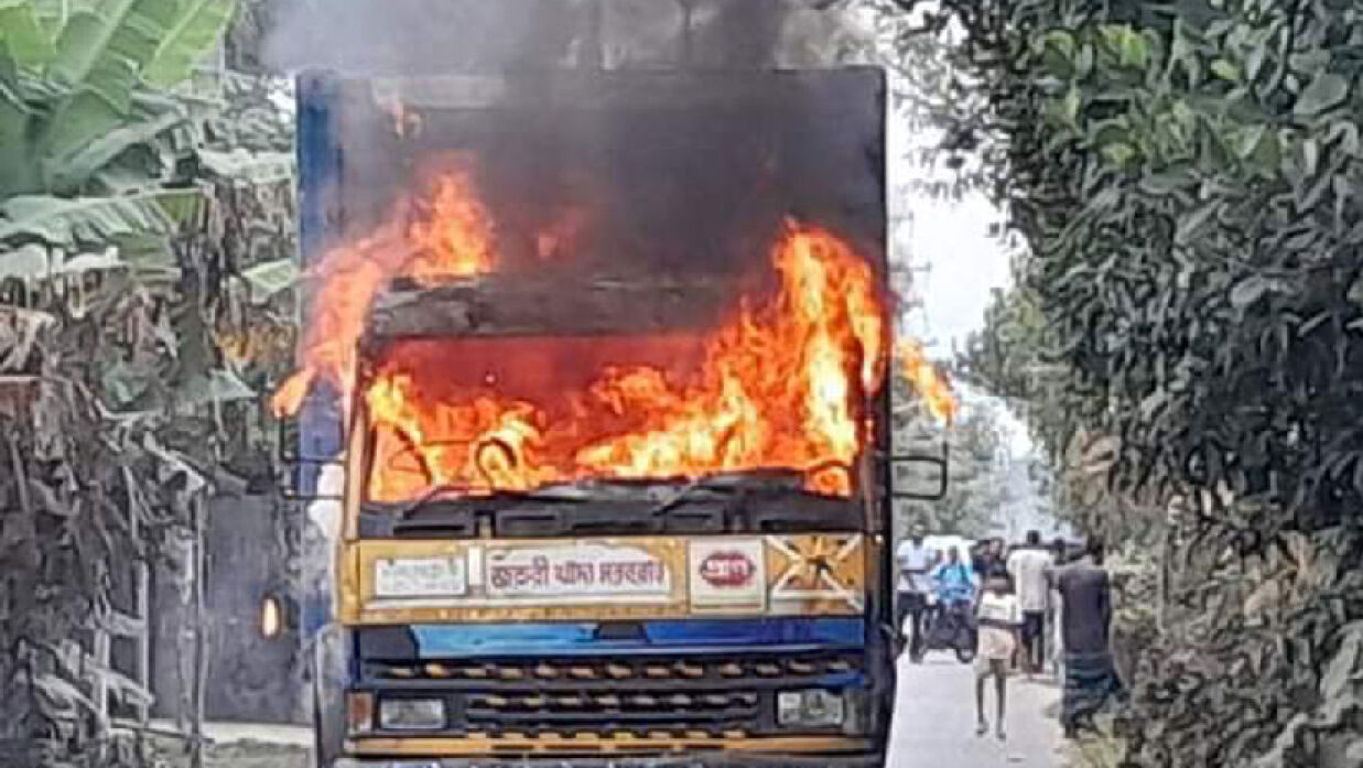 গাজীপুরে চলন্ত কাভার্ড ভ্যানে আগুন দিয়েছে দুর্বৃত্তরা