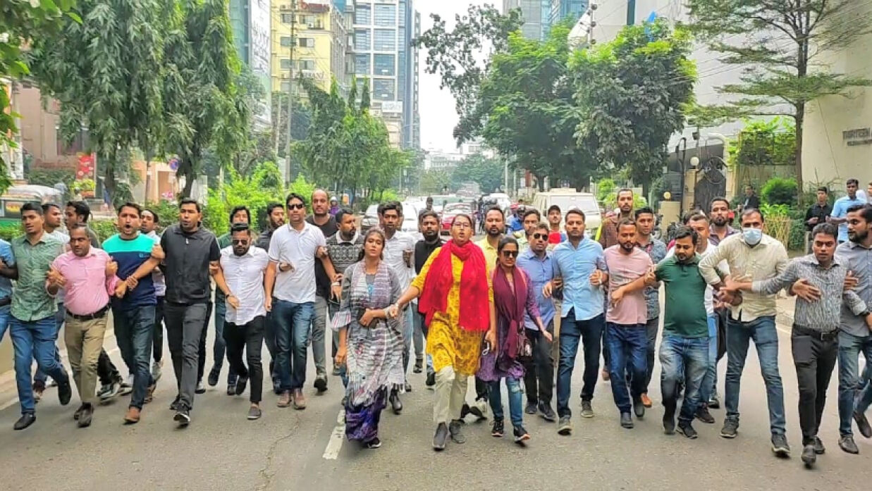 দ্বাদশ জাতীয় সংসদ নির্বাচনের তফসিল বাতিল, সরকারের পদত্যাগ ও নির্দলীয় তত্ত্বাবধায়ক সরকারের অধীনে সংসদ নির্বাচনের দাবিতে রাজধানীতে মিছিল করে ছাত্রদল