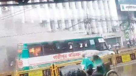 মতিঝিলে যাত্রীবাহী বাসে আগুন