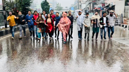 বৃষ্টির মধ্যে বাড্ডা-প্রগতি সরণিতে ছাত্রদলের বিক্ষোভ