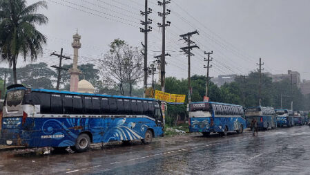 সেলফি পরিবহনের ২০ বাস আটক জাবি শিক্ষার্থীদের, রুট পারমিট বাতিলের দাবি