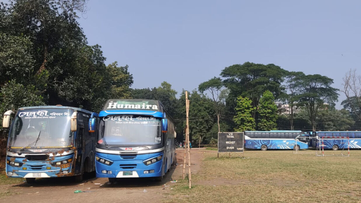 বিশ্ববিদ্যালয়ের কেন্দ্রীয় খেলার মাঠে সারি বেঁধে ১৫টি বাস আটক করে রাখা হয়েছে