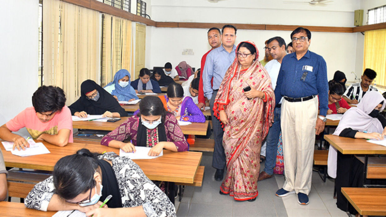 চট্টগ্রাম বিশ্ববিদ্যালয়ের ভর্তি পরীক্ষা কেন্দ্র পরিদর্শনে উপাচার্য