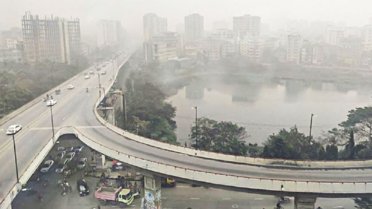 শীতের দাপটে কুয়াশায় ঢাকা রাজধানীর একটি এলাকা