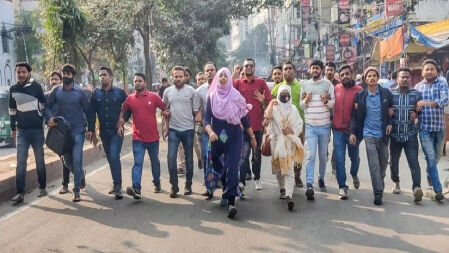 অবরোধের সমর্থনে রাজধানীর পান্থপথে ছাত্রদলের বিক্ষোভ মিছিল