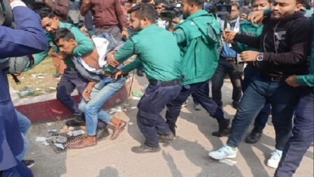 নির্বাচন কমিশনের সামনে দুই প্রার্থীর সমর্থকদের সংঘর্ষ