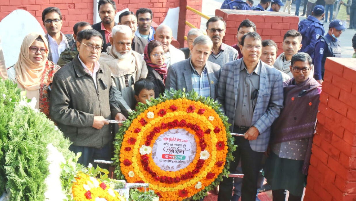 শহীদ বুদ্ধিজীবী দিবস উপলক্ষে উপাচার্যের পক্ষ  থেকে পুষ্পস্তবক অর্পণ করছেন কোষাধ্যক্ষ অধ্যাপক ড. মো. আনিছুর রহমান