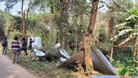 জাবিতে গাছ কাটার প্রতিবাদে কনস্ট্রাকশনের বেড়া ভাঙচুর