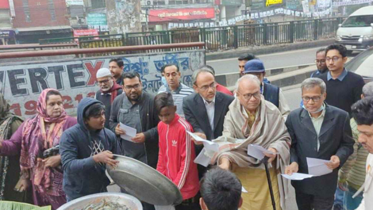 শান্তিনগর মোড় ও কাঁচাবাজার এলাকায় লিফলেট বিতরণ