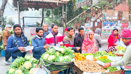 নির্বাচন বর্জনের দাবিতে সেগুনবাগিচায় ছাত্রদলের লিফলেট বিতরণ