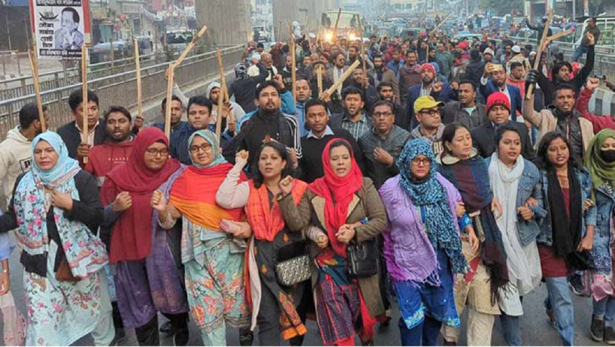 রাজধানীর কারওয়ান বাজার এলাকায় লাঠি মিছিলে বিএনপি ও অঙ্গ সংগঠনের নেতাকর্মীরা