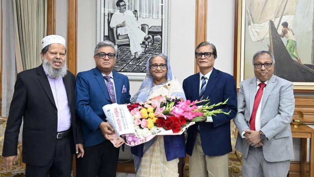 প্রধানমন্ত্রীকে ঢাবি পরিবারের ফুলেল শুভেচ্ছা