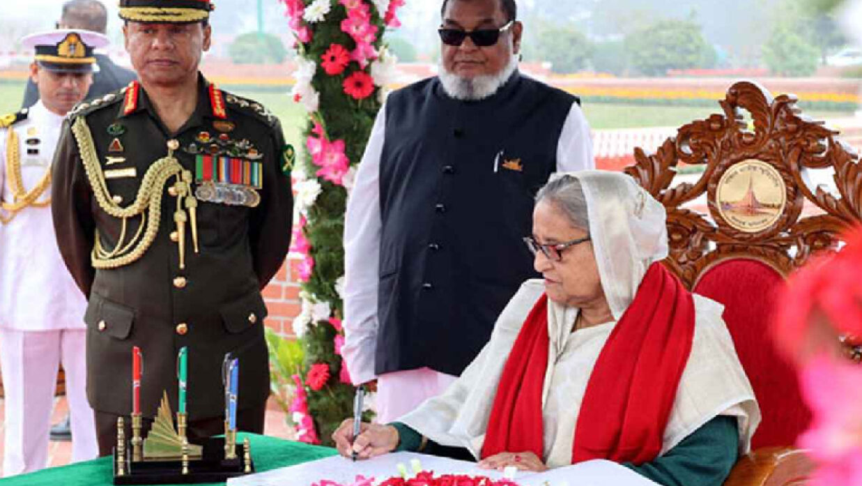 পরিদর্শন বইয়ে স্বাক্ষর করছেন প্রধানমন্ত্রী শেখ হাসিনা 