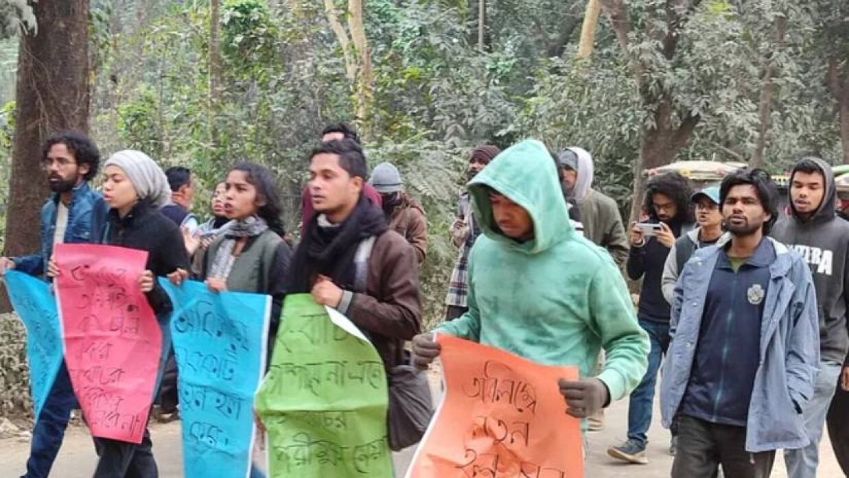 নবীন শিক্ষার্থীদের সশরীর ক্লাস শুরুর দাবিতে বিক্ষোভ জাবিতে