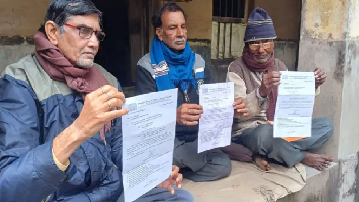 প্রাথমিক শিক্ষক নিয়োগপত্র হাতে নিয়ে ষাটোর্ধ্ব দীনবন্ধু ভট্টাচার্য, অচিন্ত্য আদক এবং কালীধন বন্ধ্যোপাধ্যায়।