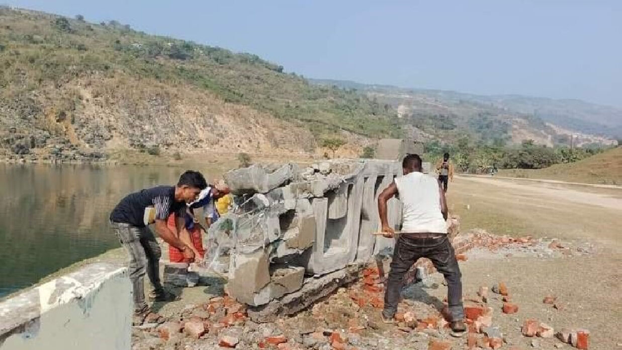 সমালোচনার মুখে ভেঙে ফেলা হচ্ছে ইত্যাদি পয়েন্ট