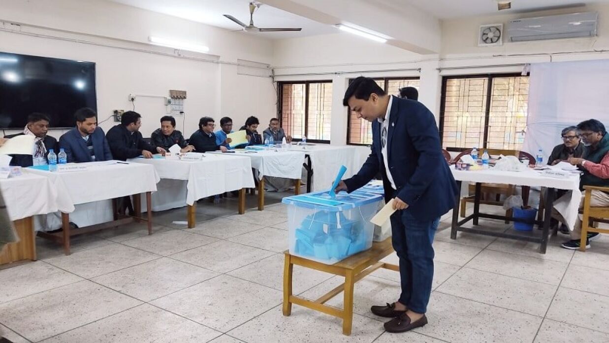 জাবি শিক্ষক সমিতি নির্বাচনে ভোট দিচ্ছেন একজন শিক্ষক