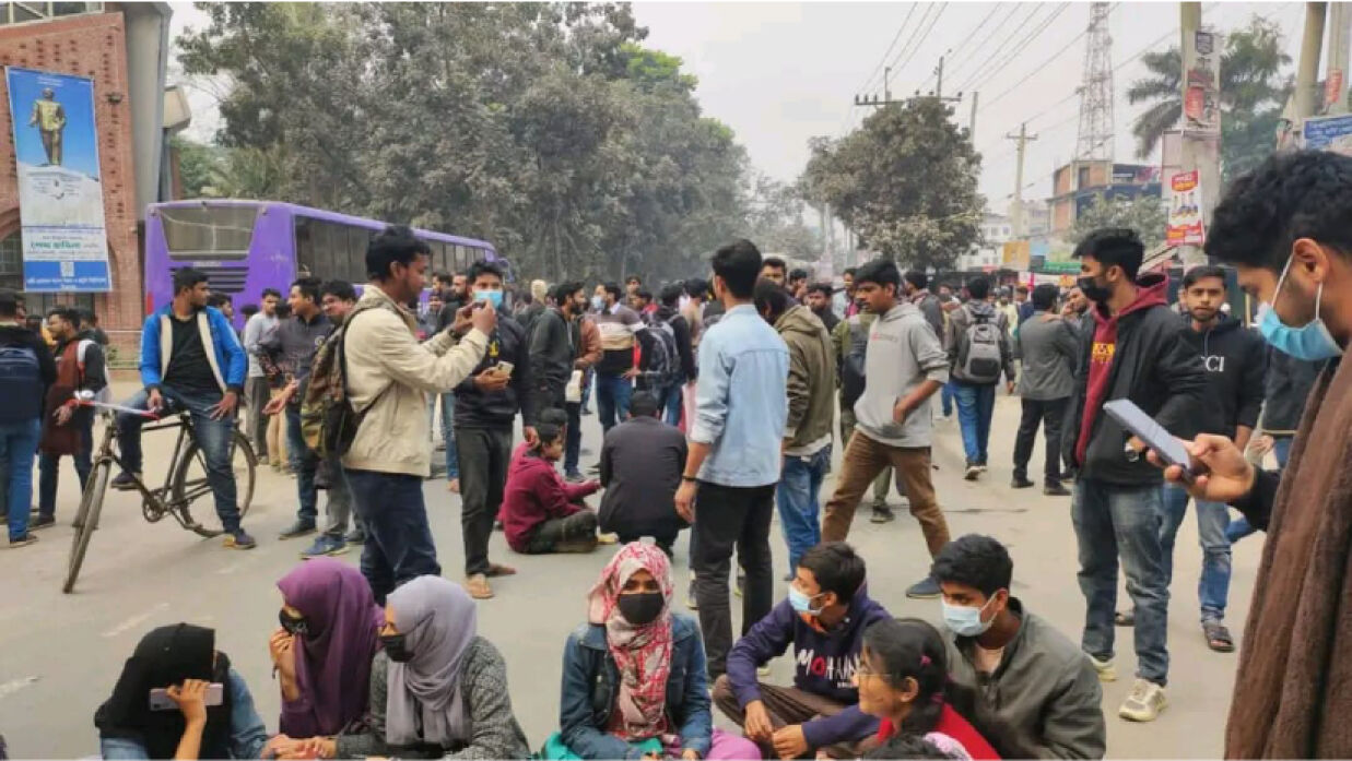 বিশ্ববিদ্যালয় সংলগ্ন রংপুর-দিনাজপুর মহাসড়ক অবরোধ করে কতিপয় শিক্ষার্থী