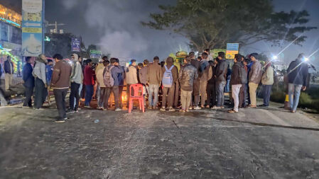 বরিশাল বিশ্ববিদ্যালয়ের ছাত্রলীগ নেতাকে গ্রেপ্তার করায় মহাসড়ক অবরোধ