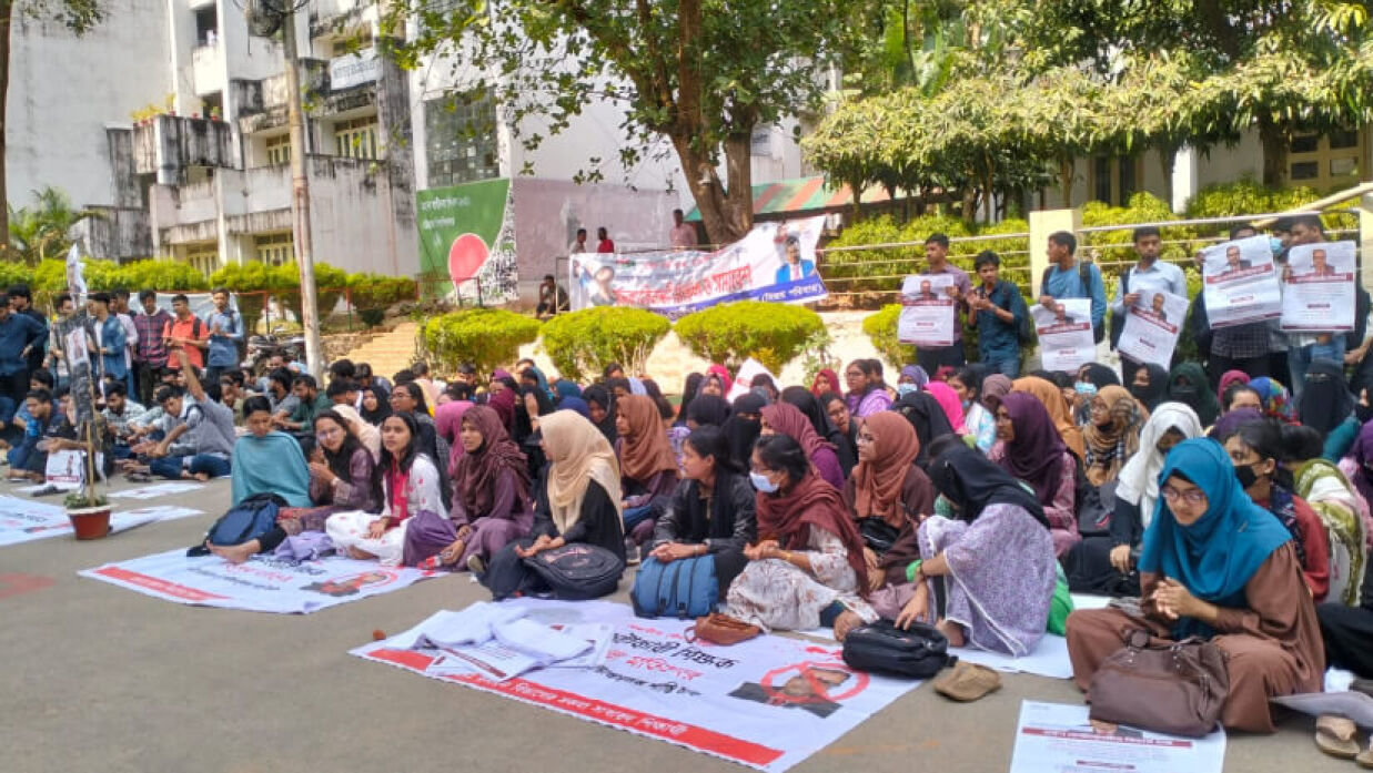 বিচারের দাবিতে ১০তম দিনের মতো আন্দোলনে শিক্ষার্থীরা