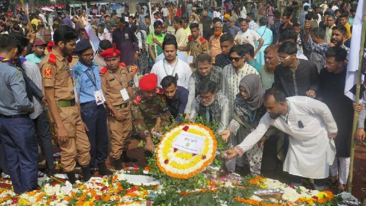 কেন্দ্রীয় শহীদ মিনারে ভাষাশহীদদের প্রতি শ্রদ্ধা